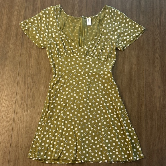 Abound Dresses & Skirts - Abound Green Floral Short Sleeve Dress